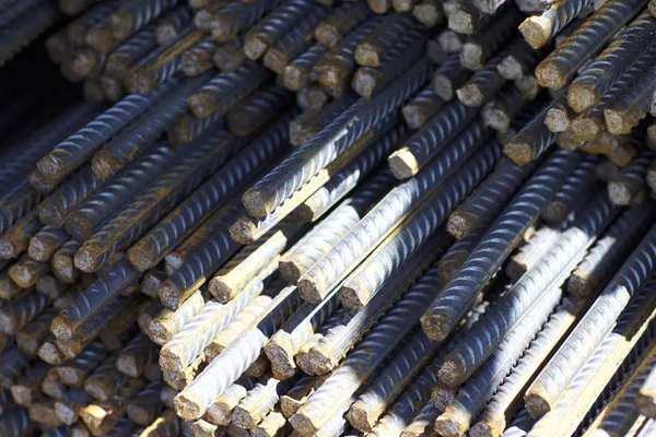 Paketlerine periyodik bir profille takviye çubukları Rusya metal ürünler depoda saklanır