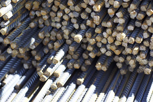 Paketlerine periyodik bir profille takviye çubukları Rusya metal ürünler depoda saklanır