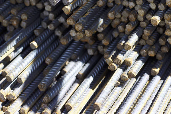 Paketlerine periyodik bir profille takviye çubukları Rusya metal ürünler depoda saklanır