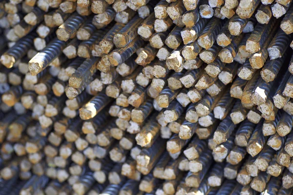 Takviye çubukları paketlerine periyodik bir profille metal ürünler depoda saklanır