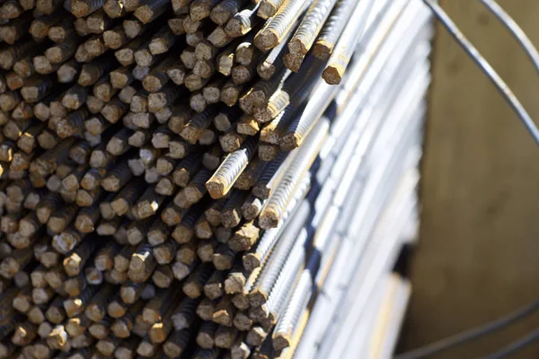 Paketlerine periyodik bir profille takviye çubukları Rusya metal ürünler depoda saklanır