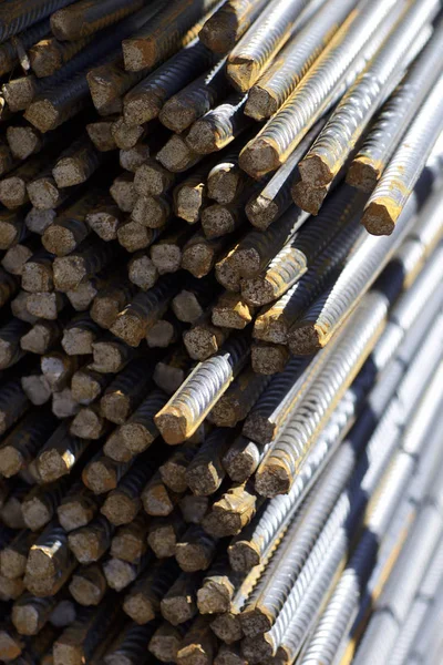 Paketlerine periyodik bir profille takviye çubukları Rusya metal ürünler depoda saklanır