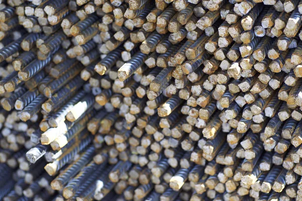 Paketlerine periyodik bir profille takviye çubukları Rusya metal ürünler depoda saklanır