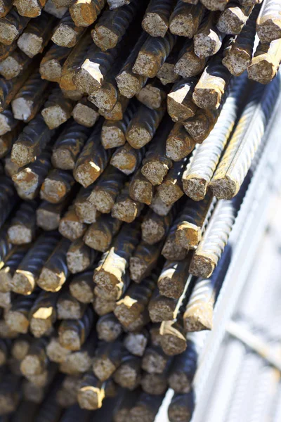 Paketlerine periyodik bir profille takviye çubukları Rusya metal ürünler depoda saklanır