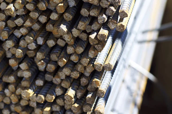 Paketlerine periyodik bir profille takviye çubukları Rusya metal ürünler depoda saklanır