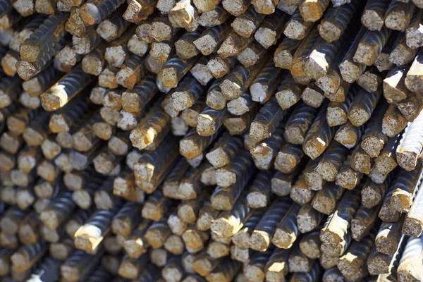 Paketlerine periyodik bir profille takviye çubukları Rusya metal ürünler depoda saklanır