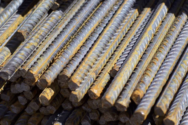 Paketlerine periyodik bir profille takviye çubukları Rusya metal ürünler depoda saklanır