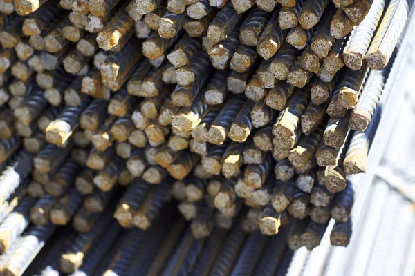 Paketlerine periyodik bir profille takviye çubukları Rusya metal ürünler depoda saklanır