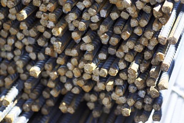 Paketlerine periyodik bir profille takviye çubukları Rusya metal ürünler depoda saklanır