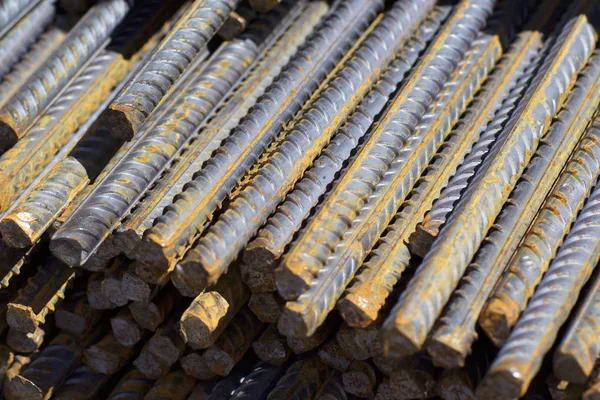 Takviye çubukları paketlerine periyodik bir profille metal ürünler depoda saklanır