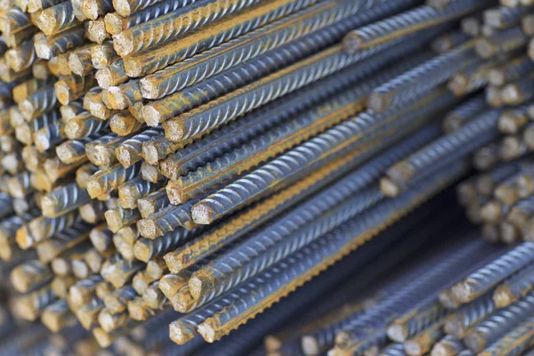 Paketlerine periyodik bir profille takviye çubukları Rusya metal ürünler depoda saklanır