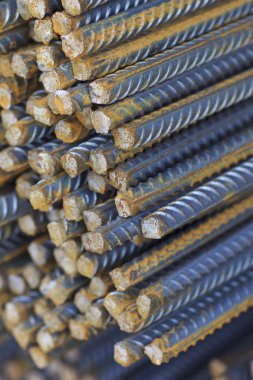 Takviye çubukları paketlerine periyodik bir profille metal ürünler depoda saklanır