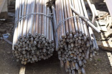 Paketlerine periyodik bir profille takviye çubukları Rusya metal ürünler depoda saklanır