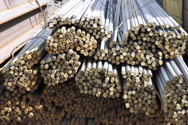 Paketlerine periyodik bir profille takviye çubukları Rusya metal ürünler depoda saklanır