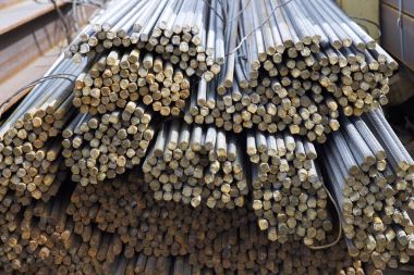 Paketlerine periyodik bir profille takviye çubukları Rusya metal ürünler depoda saklanır