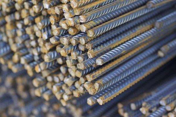 Paketlerine periyodik bir profille takviye çubukları Rusya metal ürünler depoda saklanır