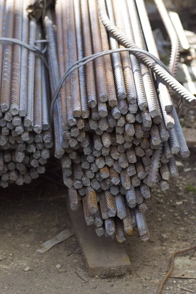 Paketlerine periyodik bir profille takviye çubukları Rusya metal ürünler depoda saklanır