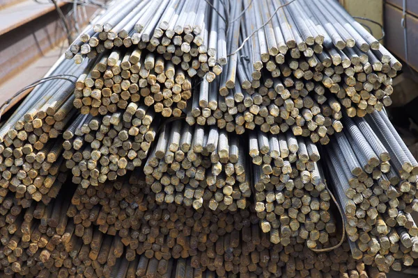 Paketlerine periyodik bir profille takviye çubukları Rusya metal ürünler depoda saklanır