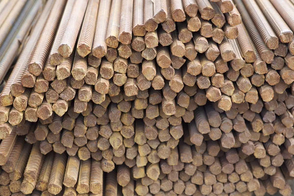 Verstärkungsstäbe mit periodischem Profil in den Packungen werden im Lager für Metallprodukte gelagert — Stockfoto