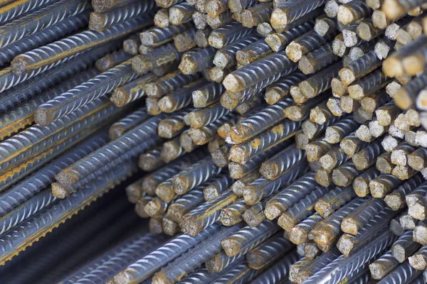 Takviye çubukları paketlerine periyodik bir profille metal ürünler depoda saklanır