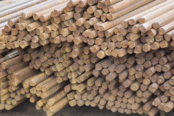 Paketlerine periyodik bir profille takviye çubukları Rusya metal ürünler depoda saklanır