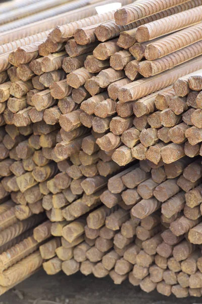 Paketlerine periyodik bir profille takviye çubukları Rusya metal ürünler depoda saklanır