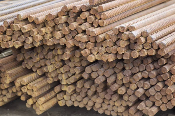 Paketlerine periyodik bir profille takviye çubukları Rusya metal ürünler depoda saklanır