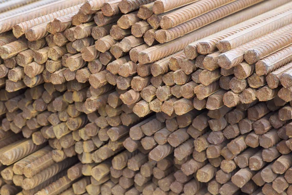 Paketlerine periyodik bir profille takviye çubukları Rusya metal ürünler depoda saklanır