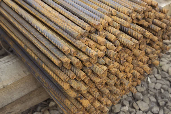 Paketlerine periyodik bir profille takviye çubukları Rusya metal ürünler depoda saklanır