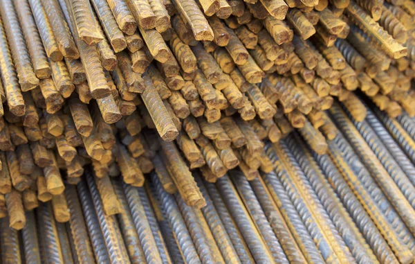 Paketlerine periyodik bir profille takviye çubukları Rusya metal ürünler depoda saklanır