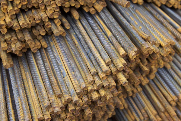 Paketlerine periyodik bir profille takviye çubukları Rusya metal ürünler depoda saklanır