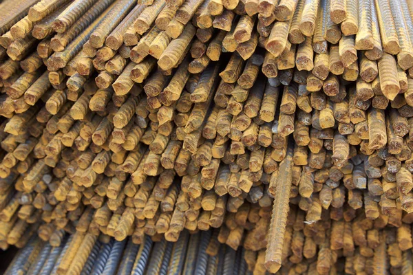 Las barras de refuerzo con un perfil periódico en los envases se almacenan en el almacén de productos metálicos — Foto de Stock