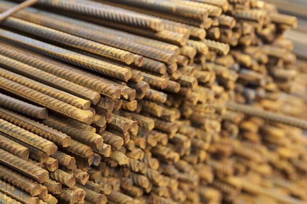 Paketlerine periyodik bir profille takviye çubukları Rusya metal ürünler depoda saklanır