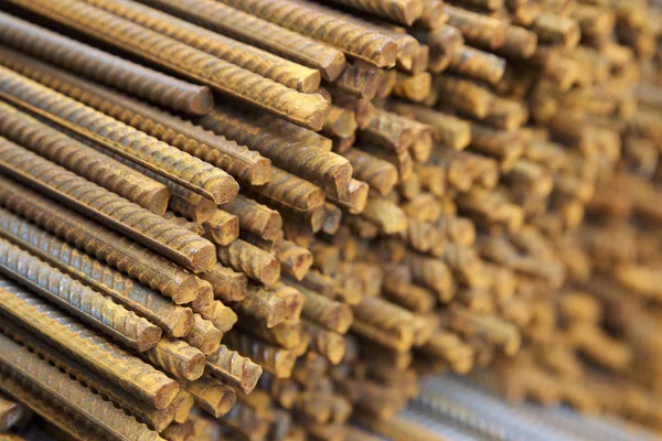 Paketlerine periyodik bir profille takviye çubukları Rusya metal ürünler depoda saklanır