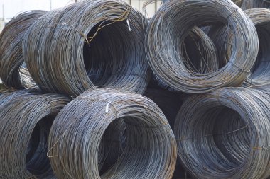 Oluklu yuvası metal ürünler depoda, Rusya içine yara ile ince metal takviye