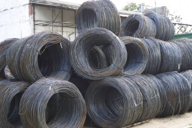 Oluklu yuvası metal ürünler depoda içine yara ile ince metal takviye