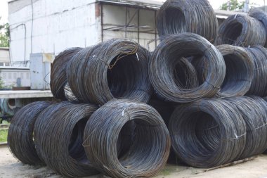 Oluklu yuvası metal ürünler depoda, Rusya içine yara ile ince metal takviye