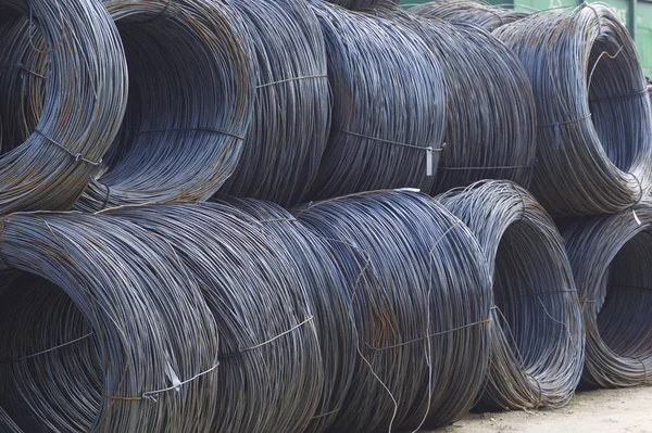 Oluklu yuvası metal ürünler depoda, Rusya içine yara ile ince metal takviye