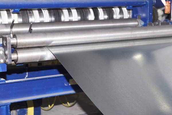 Proces cięcia szerokości arkusza metalu w wąskie paski na maszynie, Rosja — Zdjęcie stockowe