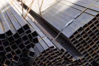 Metal ürünler deposundaki paketlerde dikdörtgen kesitlerin metal profil borusu