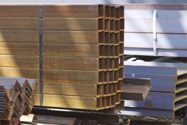 Metal ürünler deposundaki paketlerde dikdörtgen kesitlerin metal profil borusu