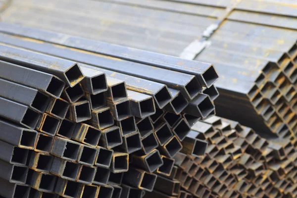 Metal ürünler deposundaki paketlerde dikdörtgen kesitlerin metal profil borusu