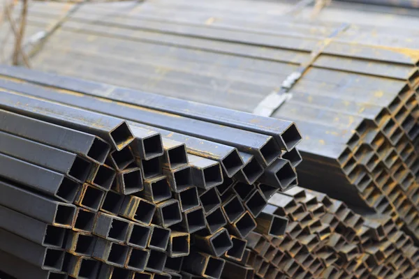 Tubo profilato metallico di sezione rettangolare in pacchi presso il magazzino di prodotti metallici — Foto Stock