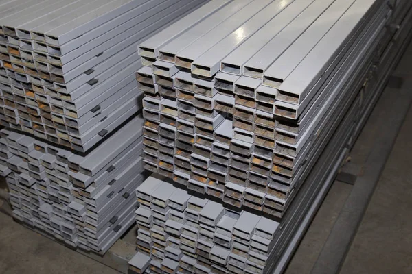 Metal ürünleri, Rusya depodaki paketlerine dikdörtgen kesit metal profil boru