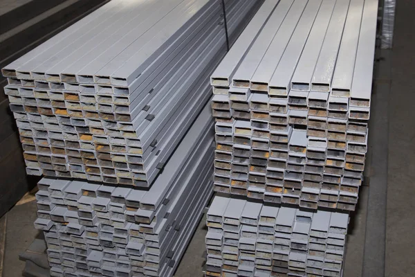 Metal ürünleri, Rusya depodaki paketlerine dikdörtgen kesit metal profil boru