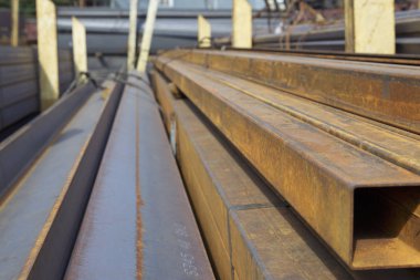 Metal ürünleri, Rusya depodaki paketlerine dikdörtgen kesit metal profil boru