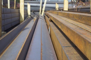 Metal ürünleri, Rusya depodaki paketlerine dikdörtgen kesit metal profil boru