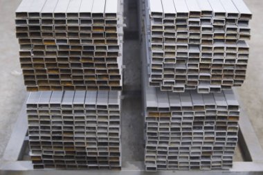 Metal ürünleri, Rusya depodaki paketlerine dikdörtgen kesit metal profil boru