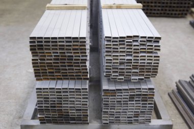 Metal ürünleri, Rusya depodaki paketlerine dikdörtgen kesit metal profil boru