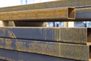 Metal ürünler deposundaki paketlerde dikdörtgen kesitlerin metal profil borusu